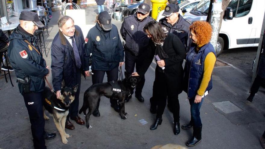 El subdelegado, con agentes y perros de la Unidad Canina