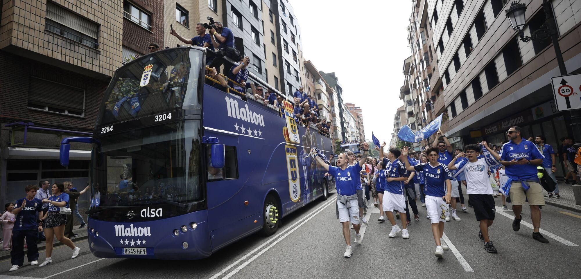 Locura azul en las calles de Oviedo para celebrar el ascenso del equipo a Primera División
