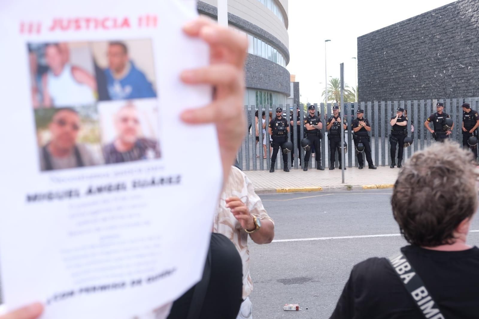 Protesta en los juzgados de Elche por la muerte de un detenido en Comisaría