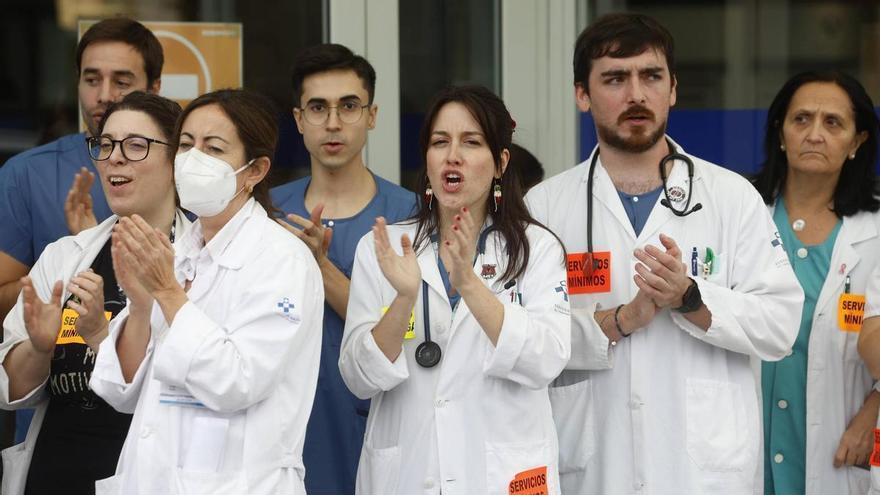 El Principado ya negocia con los jefes de servicio los recortes de jornada y de guardias de los médicos, y la dimensión de las plantillas
