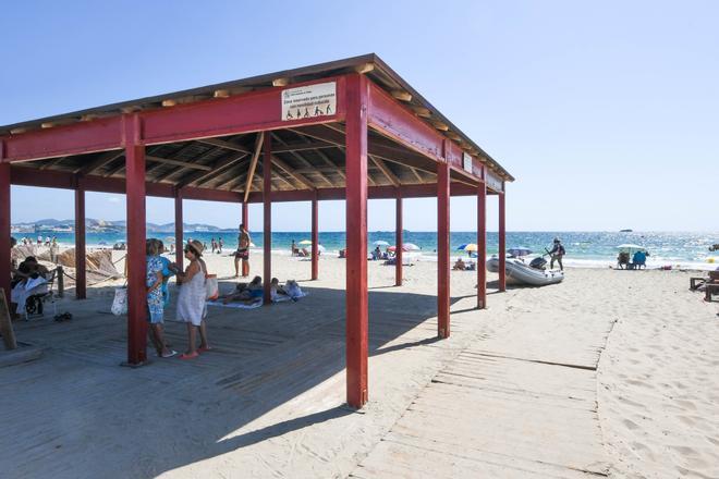 Motos acuáticas y lanchas de empresas usan el canal de salvamento de Platja d’en Bossa