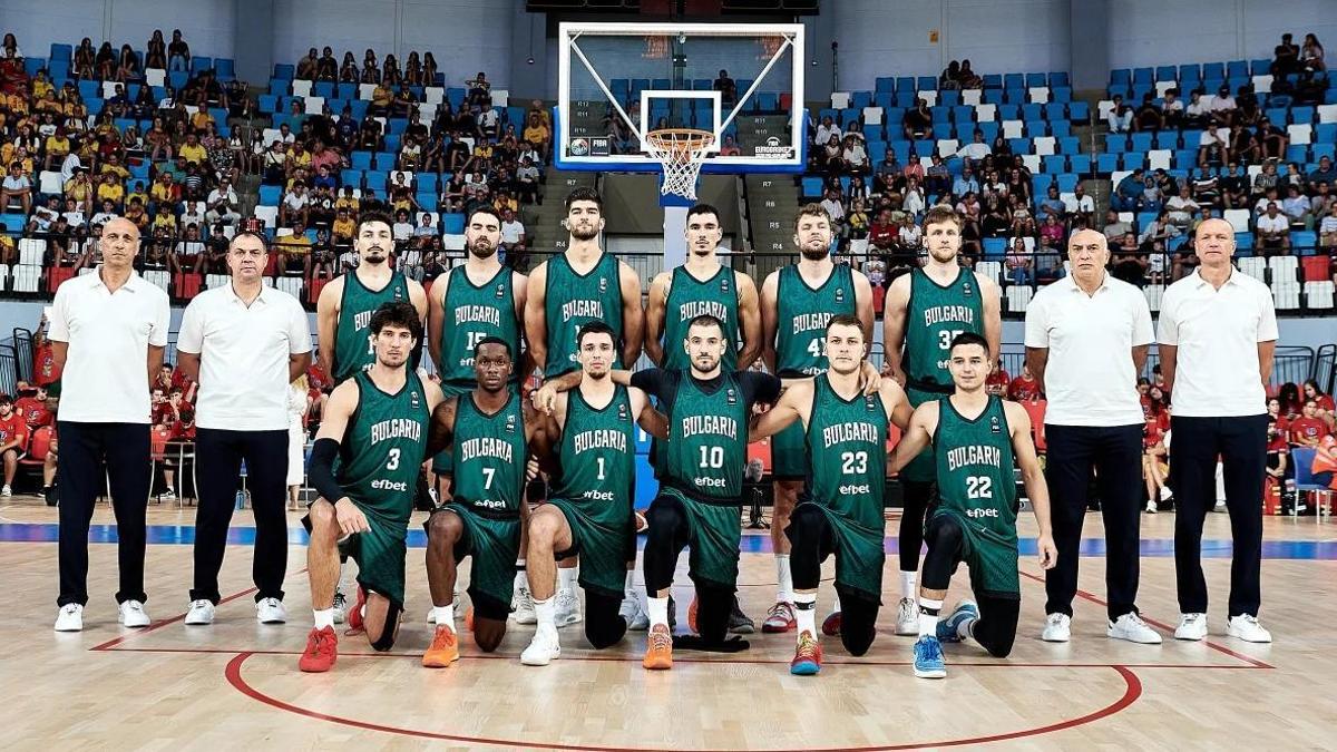Minchev, el tercer jugador per la dreta de la fila de dalt, ahir a Tulcea