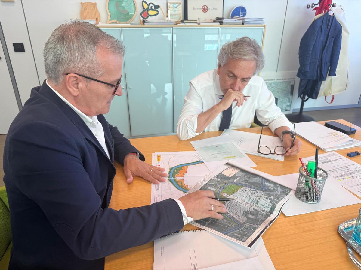 José Antonio Roig, con el comisionado de la Generalitat para la reconstrucción, Raúl Mérida.