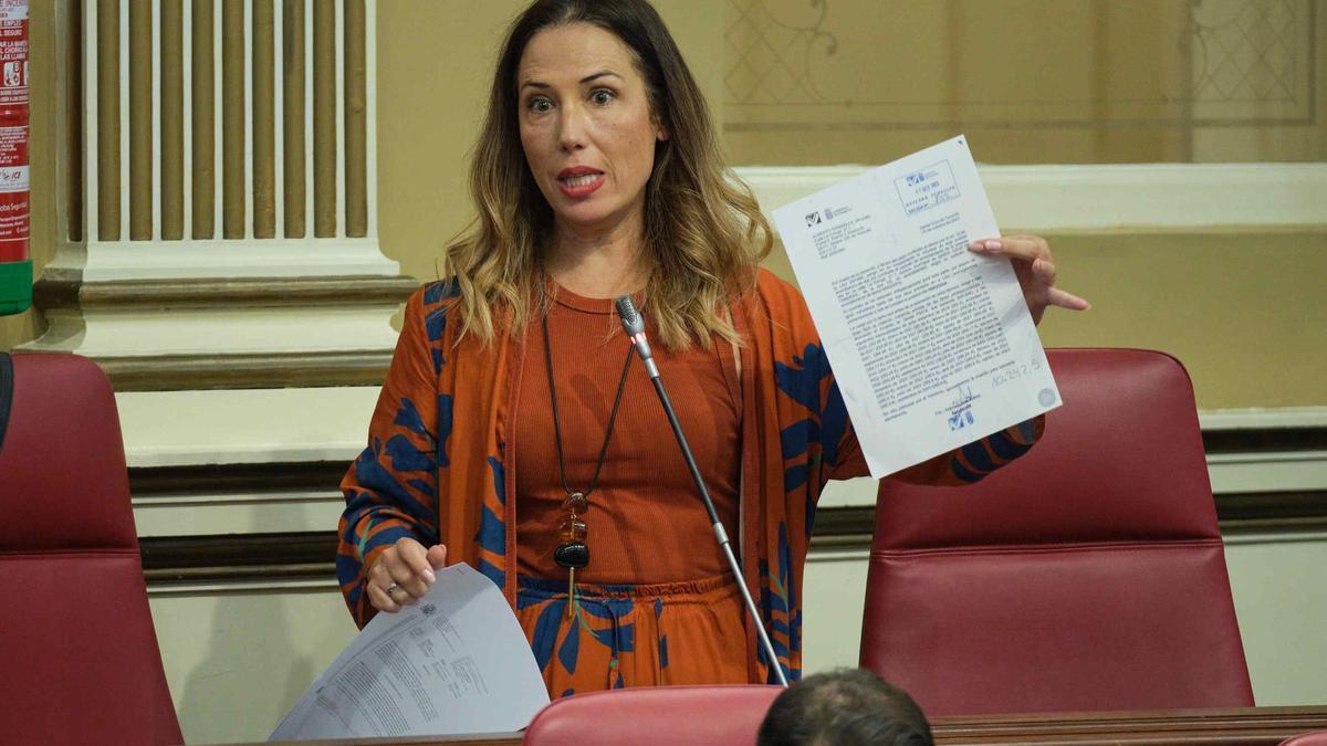 La diputada y jefa de la oposición socialista en Santa Cruz, Patricia Hernández, muestra una de las cartas de reclamación de deuda.
