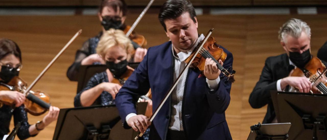 El brillante violinista ruso, Sergei Dogadin, acompañó ayer a la Orquesta de Cámara de Lituania en el Auditorio. | | JOSÉ CARLOS GUERRA