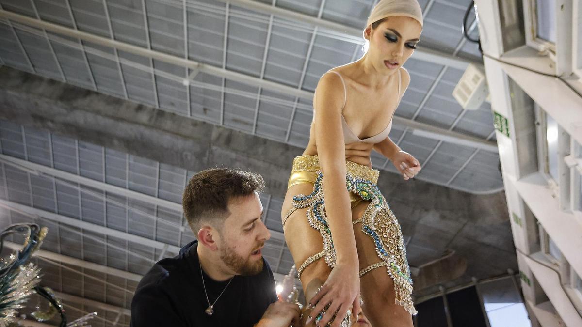 La candidata con su diseñador durante los preparativos de su fantasía.