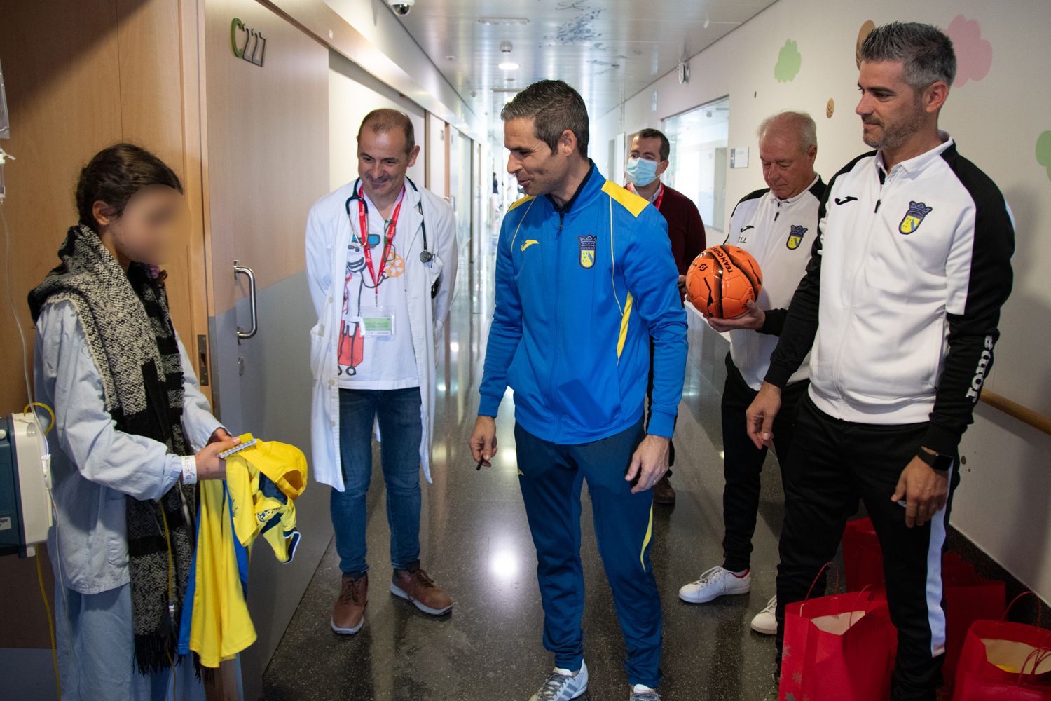 El Club Deportivo Dénia visita a los niños en la Planta de Pediatría del Hospital