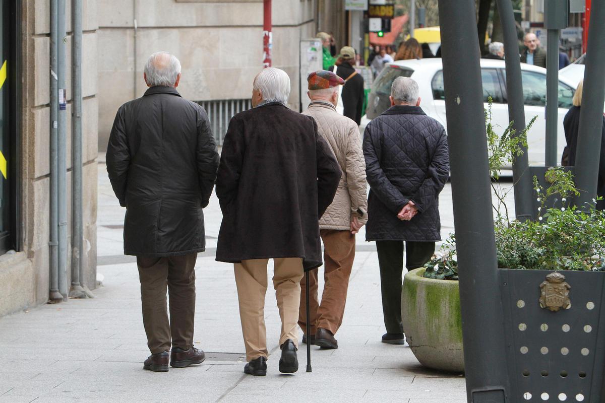 Gente mayor paseando por el centro de Ourense.