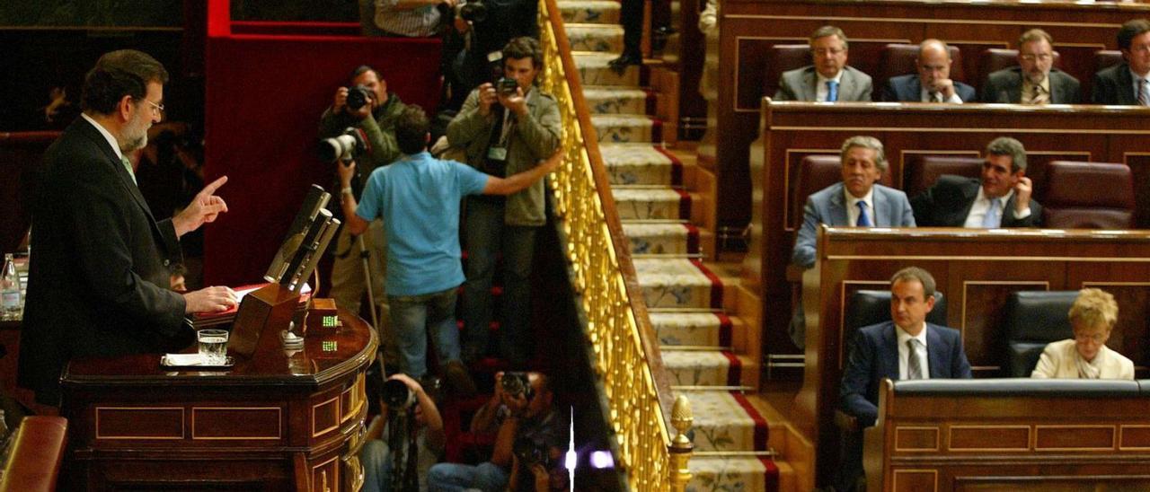 Rajoy es dirigeix a Zapatero en el debat de Política General de 2006. | JUAN MANUEL PRATS