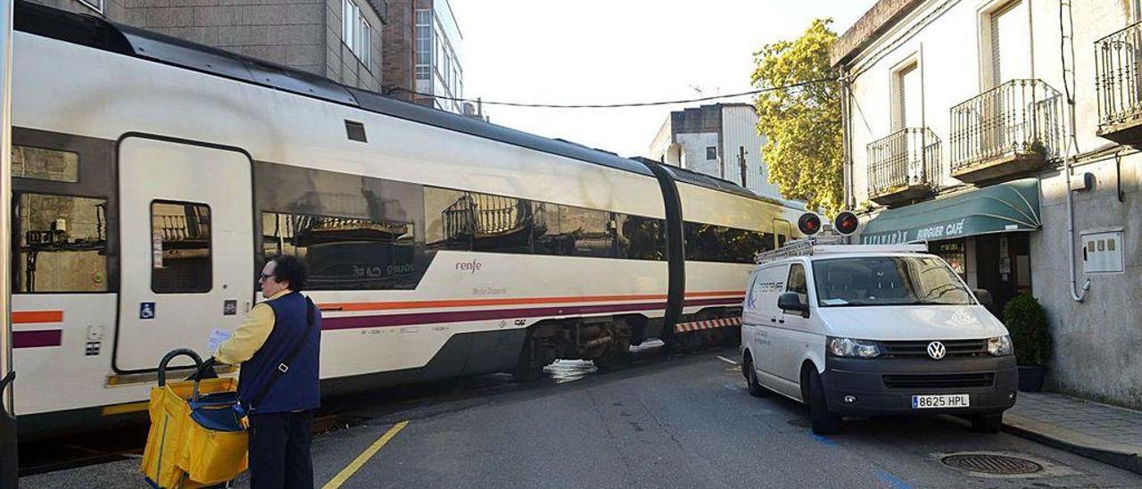 Un tren, a su paso por el centro de Pontecesures.