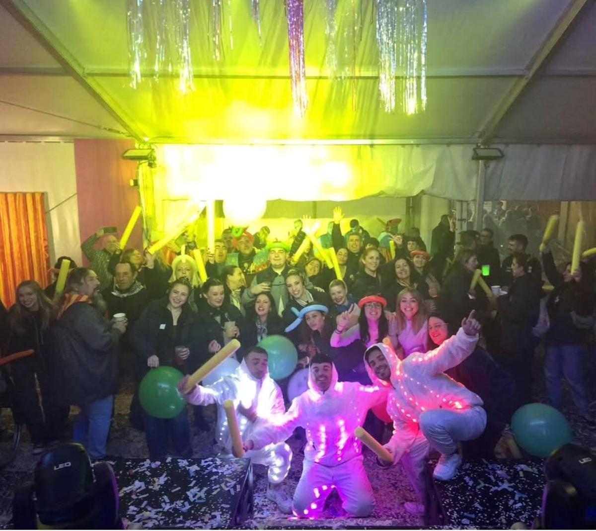Fiesta dentro de la carpa de Barón de Patraix