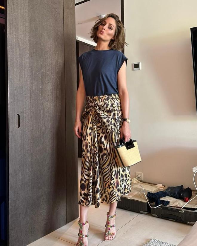 Olivia Palermo con falda animal print