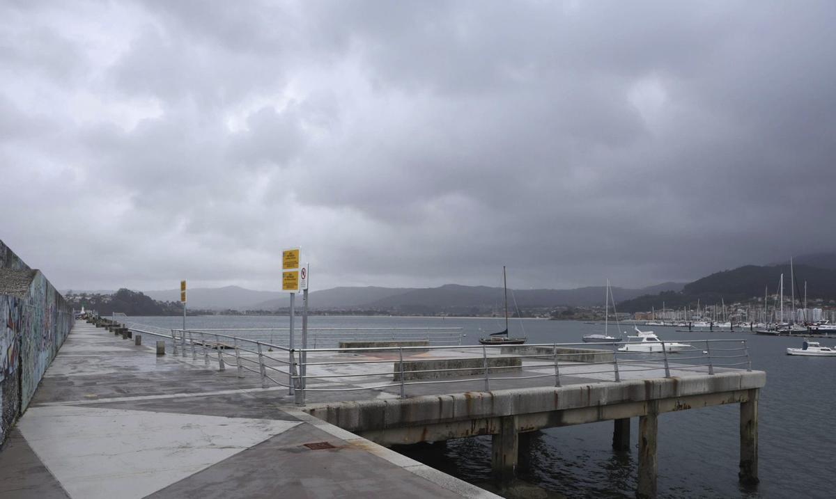 El área de descanso con bancos de A Doca, cerrada para evitar riesgos. | ALBA VILLAR