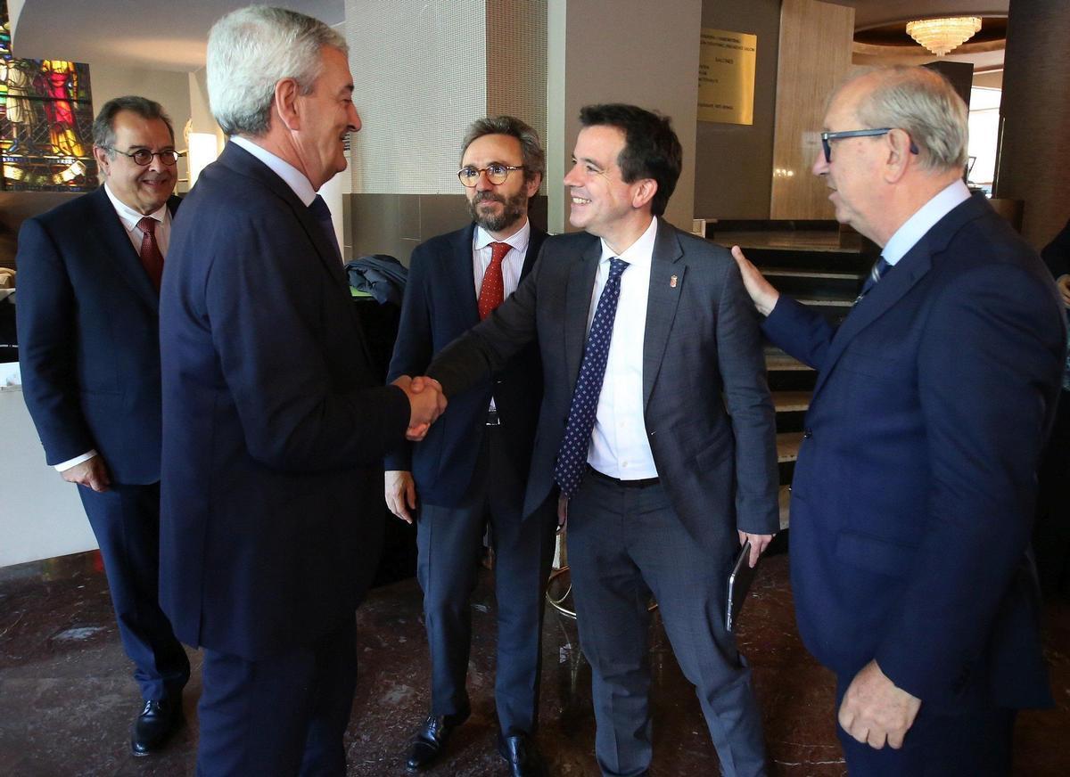Desayuno informativo con Salvador Illa en Pamplona organizado por Diario de Noticias y EL PERIÓDICO. Iñaki Alzaga, presidente del Grupo Noticias, saluda a asistentes al evento, en presencia de Albert Sáez, director de El Periódico de Catalunya, y Aitor Moll, consejero delegado de Prensa Ibérica.