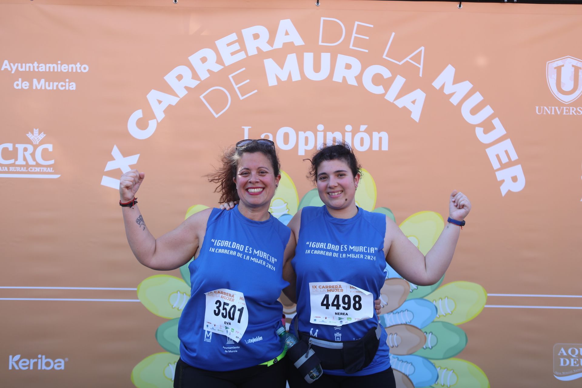 Las participantes posan en el photocall tras finalizar la Carrera de la mujer de Murcia