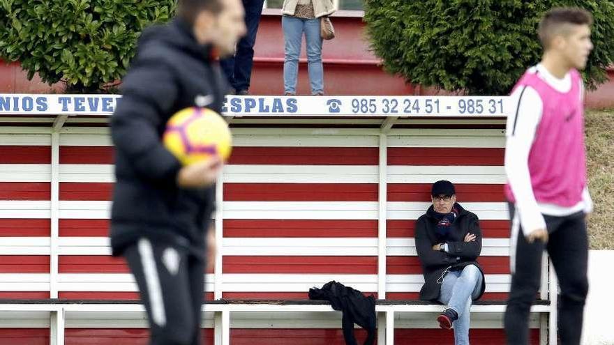 Torrecilla, en el banquillo, observa el entrenamiento en Mareo, con Baraja y Nacho Méndez en primer término.