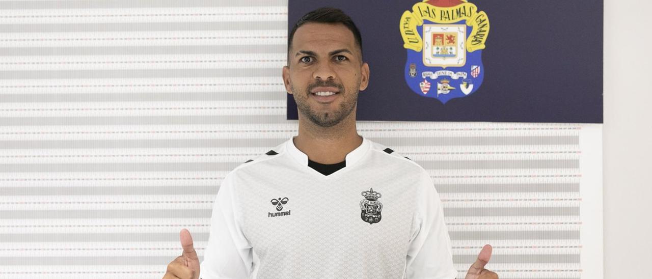 El capitán de la UD Las Palmas Jonathan Viera, en el Hospital Perpetuo Socorro, durante la revisión médica.