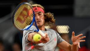 Stefanos Tsitsipas devuelve una bola a Rafael Nadal.