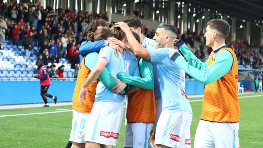 Los futbolistas del Ciudad de Lucena celebran el tanto de la victoria ante el Ceuta B.