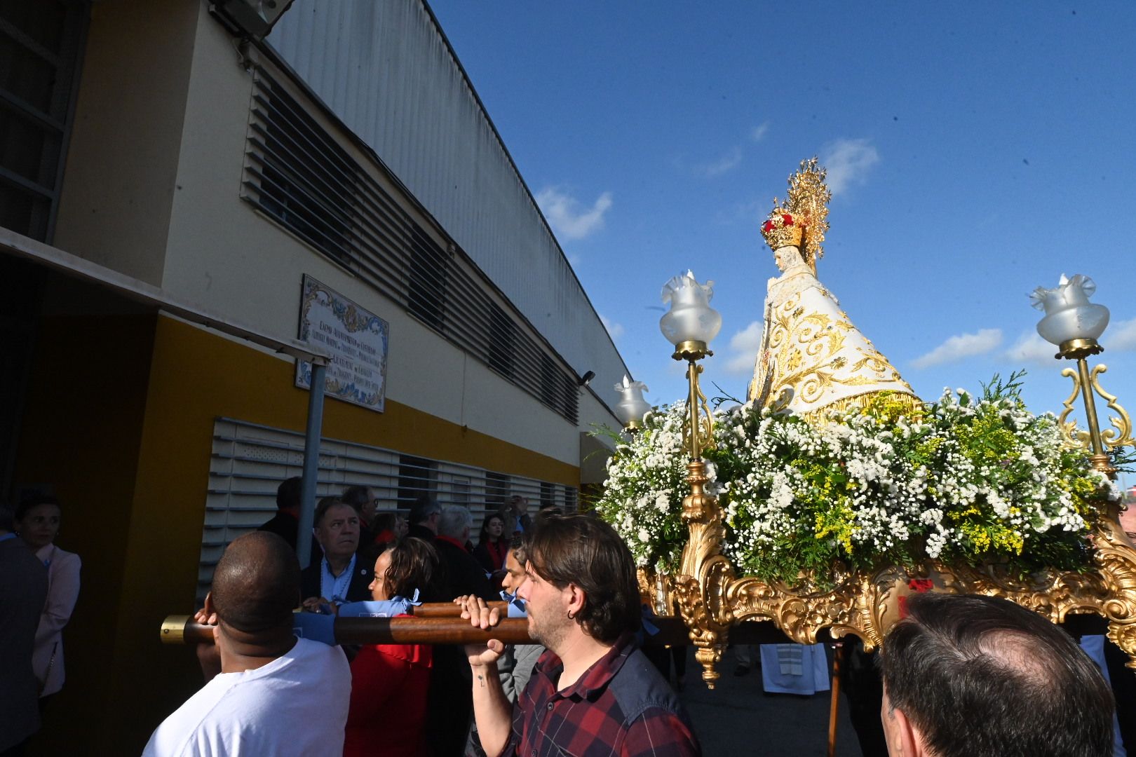 La Virgen del Lledó visita el albergue municipal