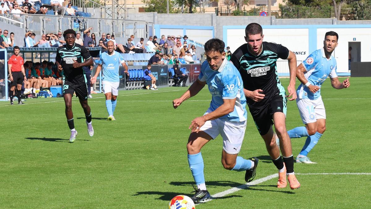 Davo persigue el balón durante el encuentro de pasado domingo