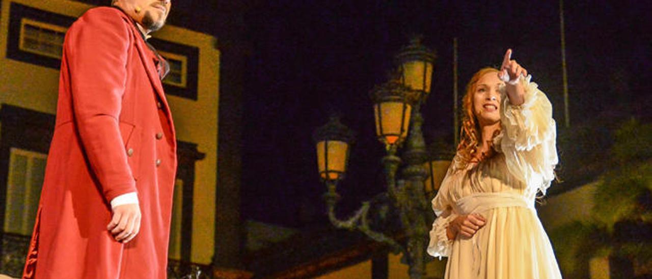 Los personajes de Don Juan y Doña Inés en plena acción, ayer, en la plaza de Santa Ana.