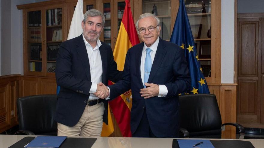 Fernando Clavijo e Isidro Fainé tras firmar el acuerdo marco de colaboración. | | LP/DLP
