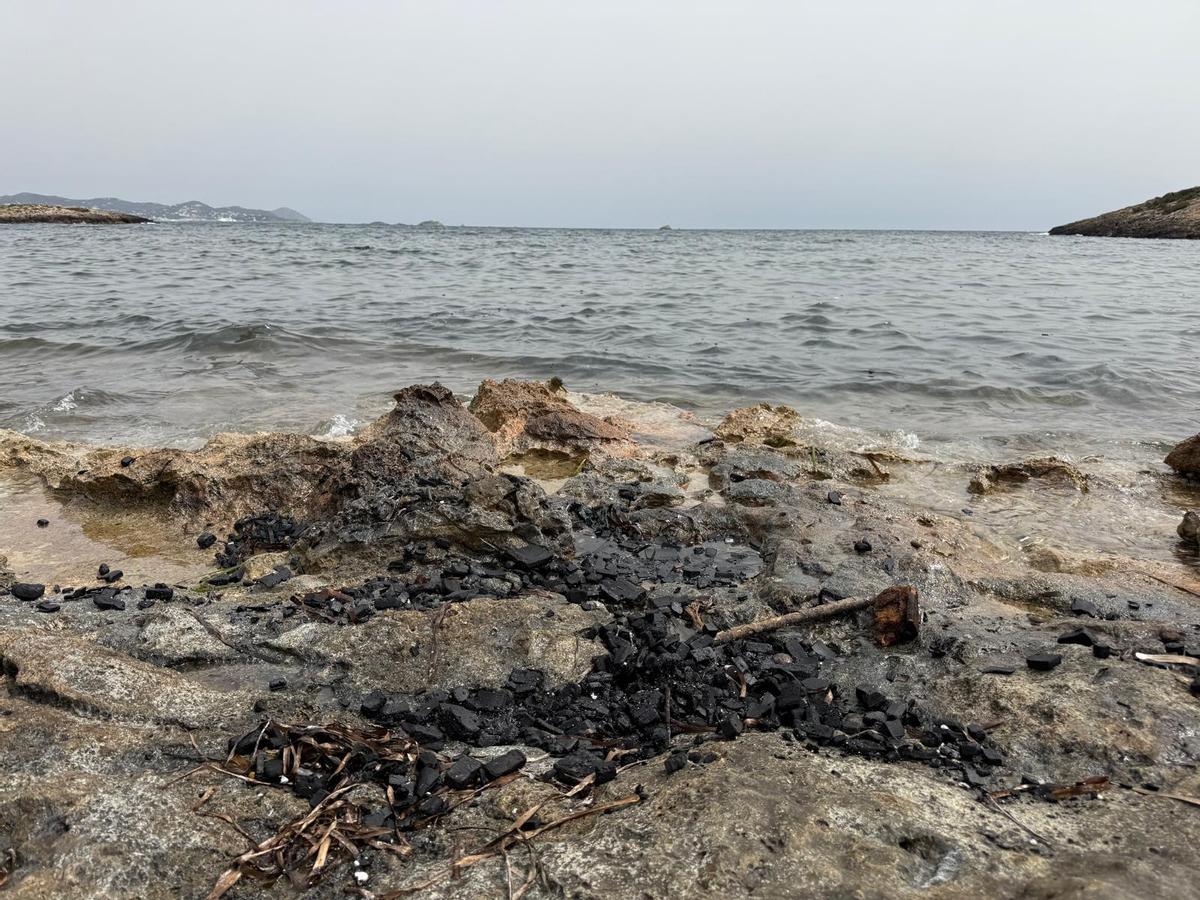 Galería: restos del yate incendiado en Ibiza