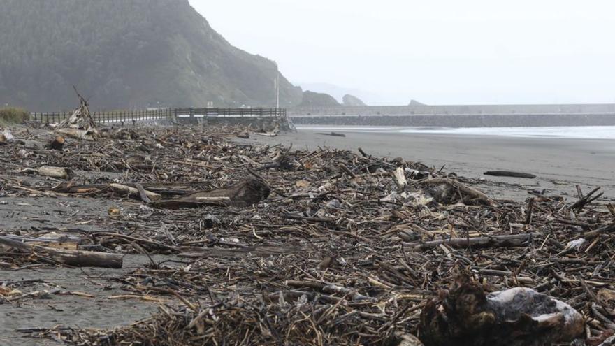 Asturias abre la temporada estival con un millón de euros para limpiar las playas