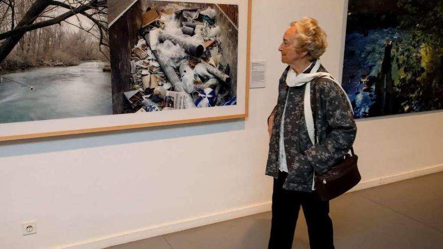Pilar Citoler, ayer, en el Museo Barjola, contemplando una fotografía de Simeón Saiz Ruiz.