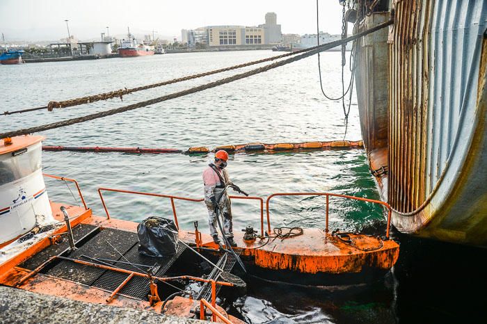 VERTIDO DE FUEL EN EL PUERTO