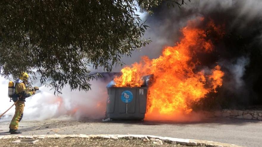 Las brasas de una barbacoa provocan un aparatoso incendio en una isla de contenedores de Xàbia