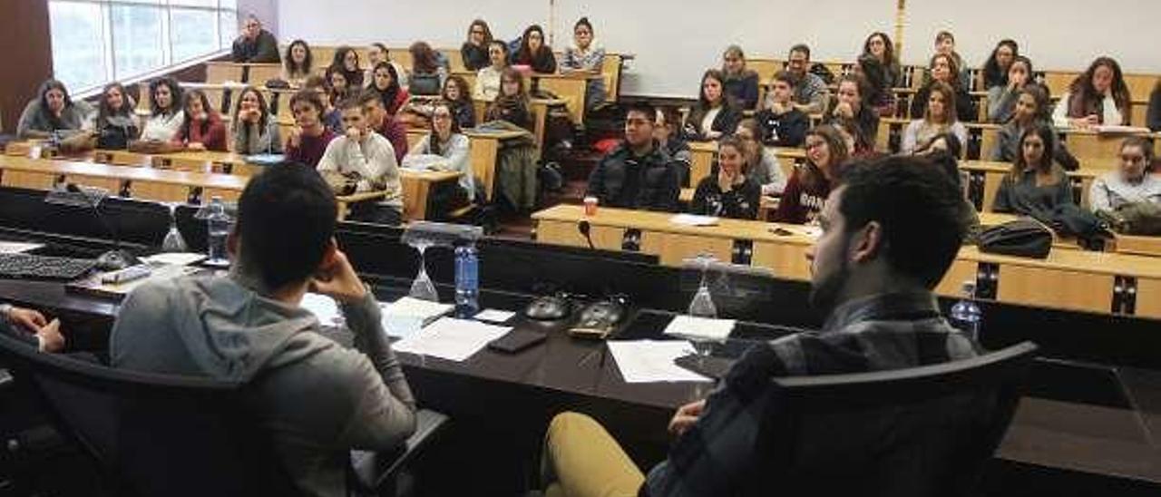 Dos de los jóvenes hosteleros ayer durante las jornadas. // Iñaki Osorio