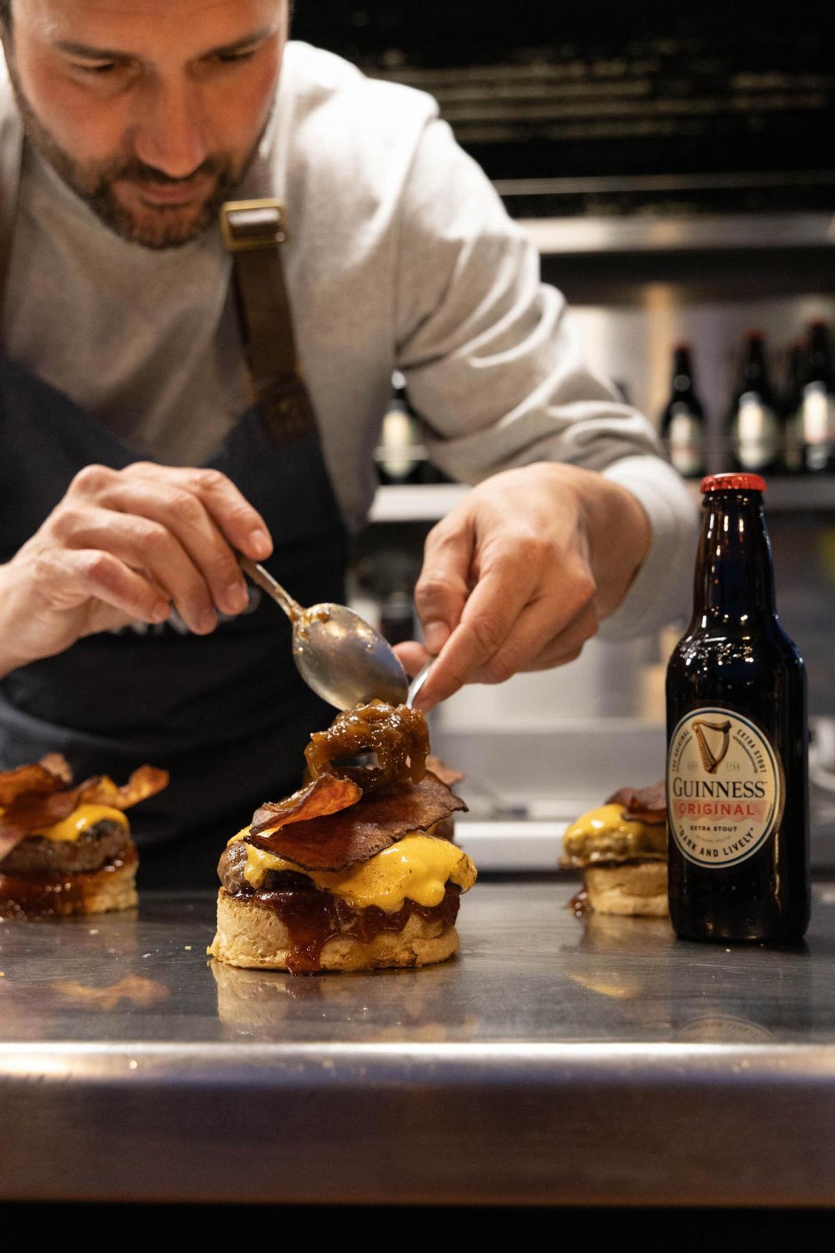 El chef Eneko Fernández crea su hambuerguesa en colaboración con Guinness