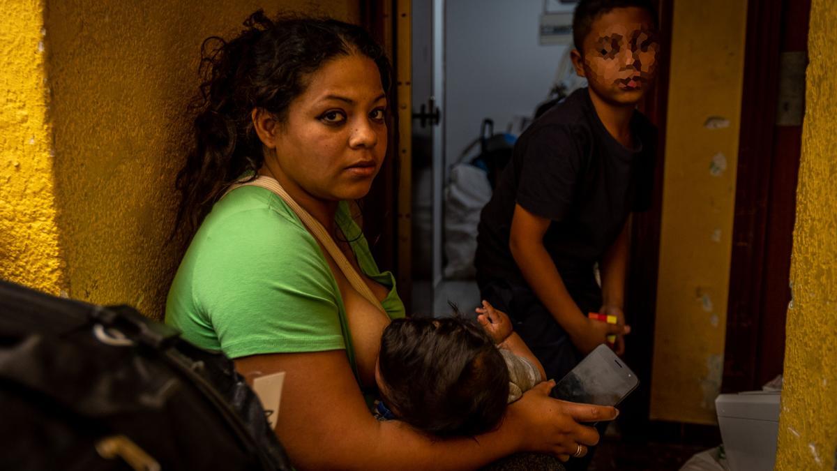 Una mare de tres fills denuncia un desnonament il·legal: «El meu fill em va trucar plorant amb els Mossos a la porta»