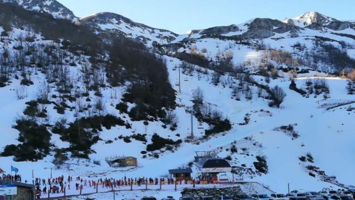 La nieve llena los alojamientos de Aller