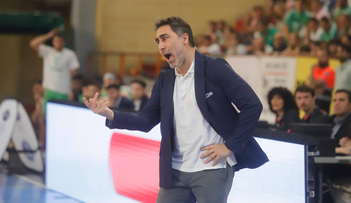Gonzalo Rodríguez, técnico del Coto Córdoba, durante el partido frente al Amics Castelló.