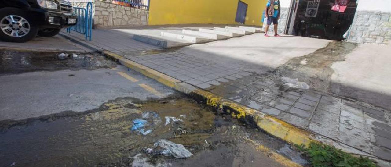 Aguas negras a las puertas de un colegio