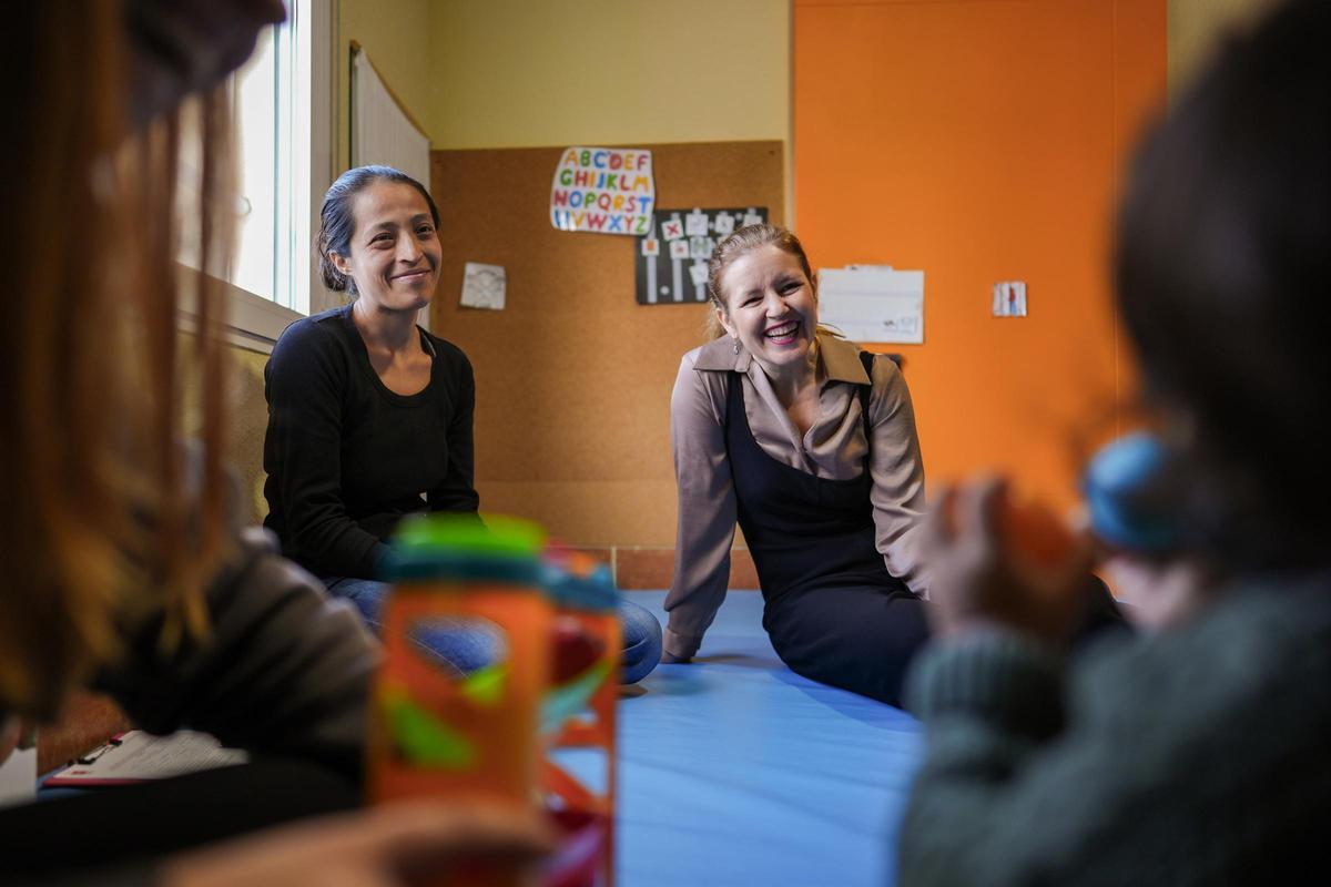 Archivo - La consejera de Familia, Juventud y Asuntos Sociales, Ana Dávila, durante su visita al Centro de Atención Temprana Fundación Jardines de España, en Villanueva de la Cañada.