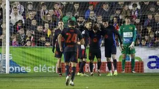 El Barça de Flick alivia la descomposición institucional con una goleada en Barbastro