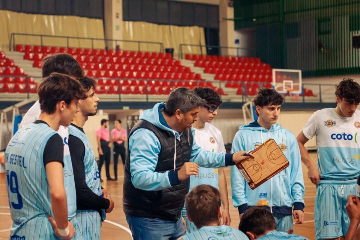 Enrique Garrido, entrenador del Coto Lucena, da instrucciones a sus jugadores.