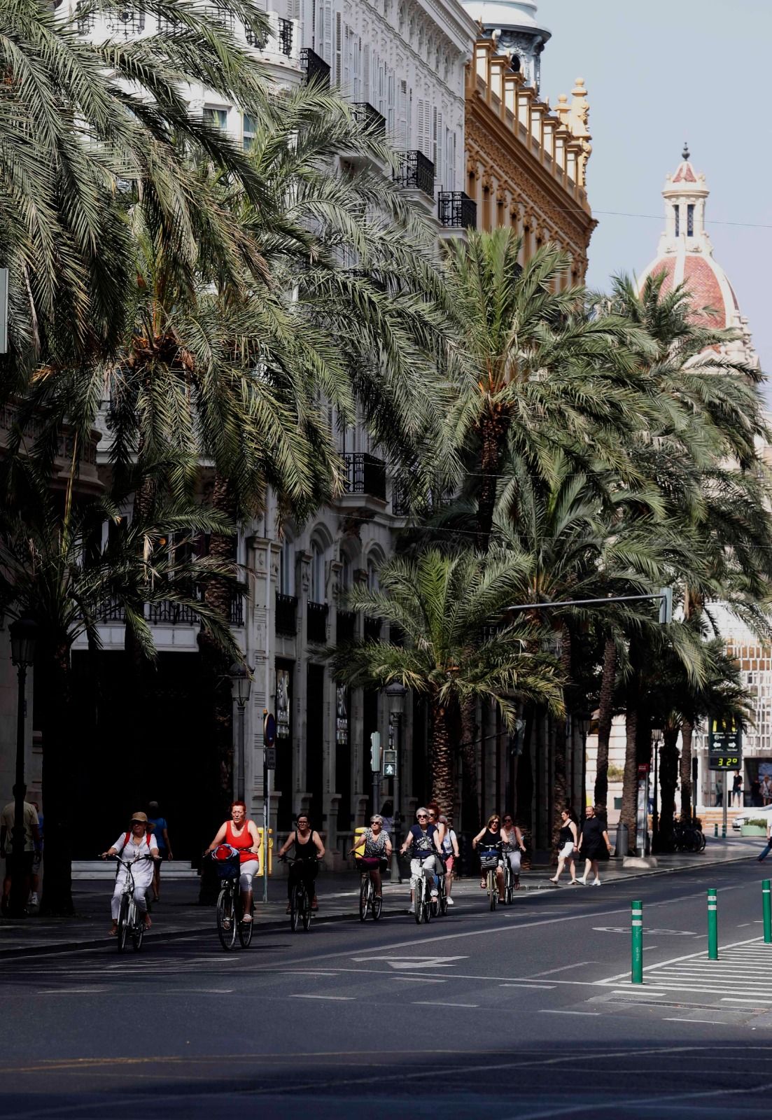 Las altas temperaturas no impiden el turismo en el centro de València