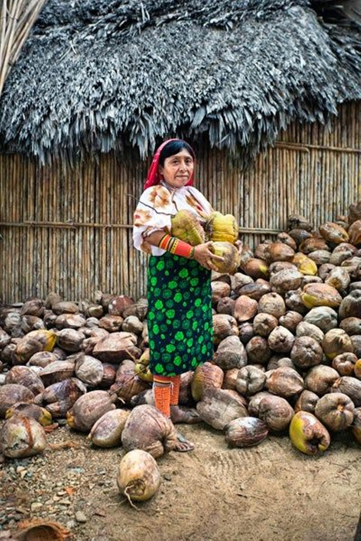Mujer con cocos en el archipiélago de San Blas.