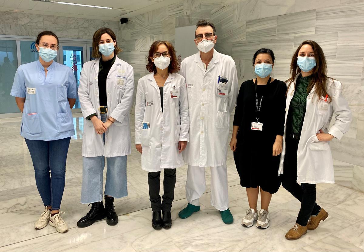 La gerente Pilar Santos junto a varios residentes MIR en el Hospital Universitario de Torrevieja