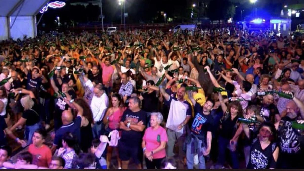 Participantes en el récord de escanciado en Azuqueca de Henares.