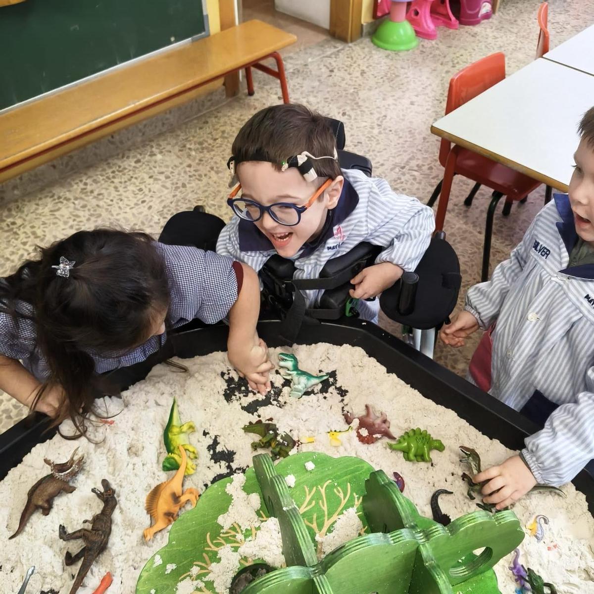 Iván Yagüe, junto a algunos compañeros, en una de las actividades realizadas en el colegio.