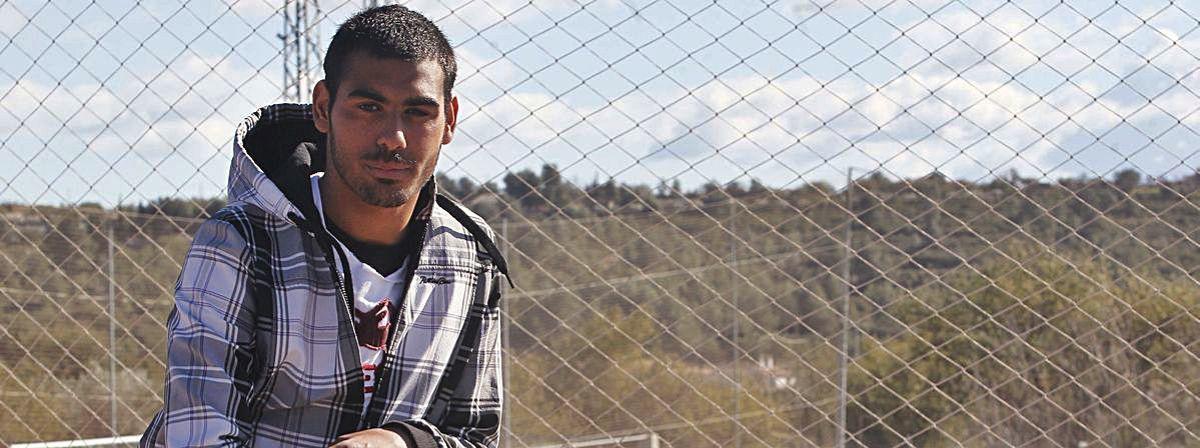 Fali posando en la ciudad deportiva del Levante.