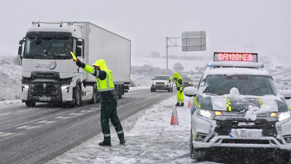 Temporal de nieve en la A-66, entre Guijuelo y Bejar (Salamanca).