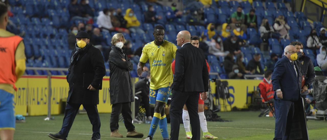 Pepe Mel saluda a Nuke Mfulu tras ser sustituido en el último partido ante el Almería.