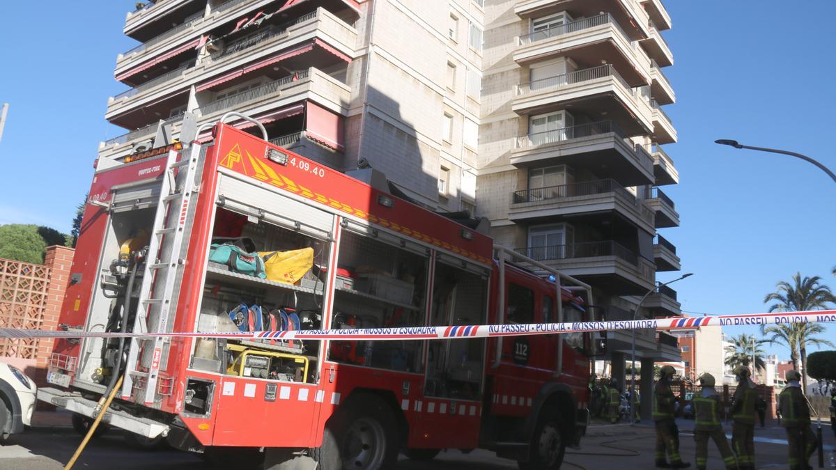 Els Bombers de la Generalitat, treballant en l&#039;incendi de Vilassar de Mar